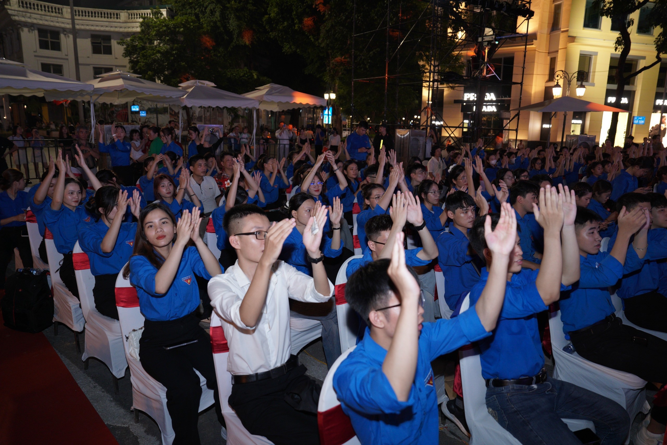 Đoàn viên, thanh niên tham dự chương trình cổ vũ hết mình cho các tiết mục