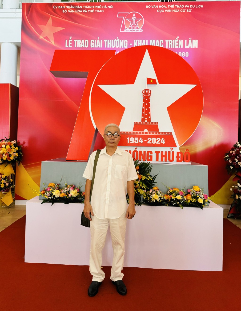 Tác giả Nguyễn Công Quang bên biểu trưng 70 năm Giải phóng Thủ đô