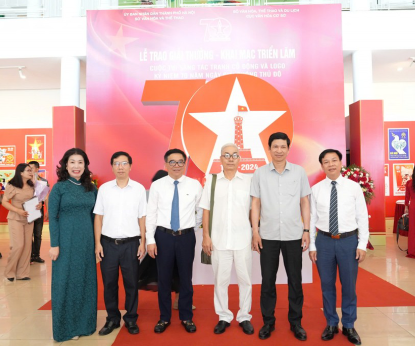 BTC chụp ảnh lưu niệm với tác giả đạt giải Nhất sáng tác logo