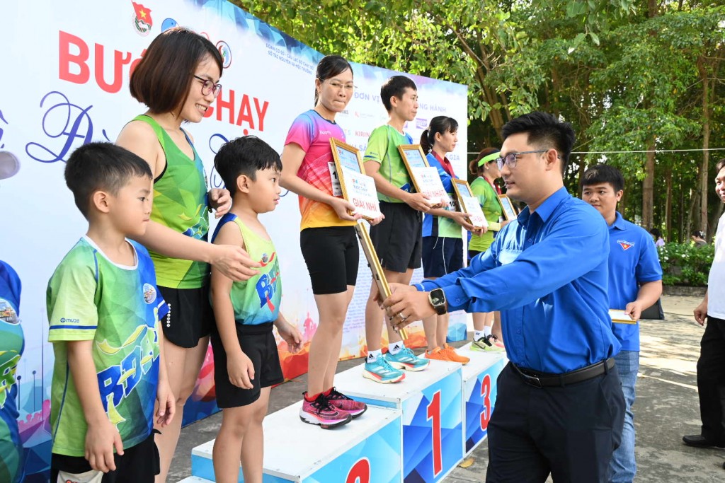 Sôi nổi giải chạy gây quỹ “Bước chạy vì đàn em thân yêu”