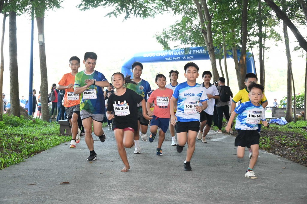 Sôi nổi giải chạy gây quỹ “Bước chạy vì đàn em thân yêu”