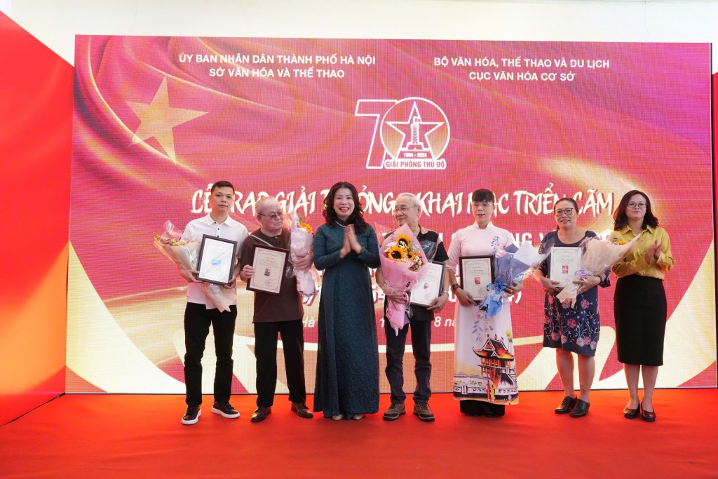 BTC trao hoa và chứng nhận tới các tác giả đạt giải 