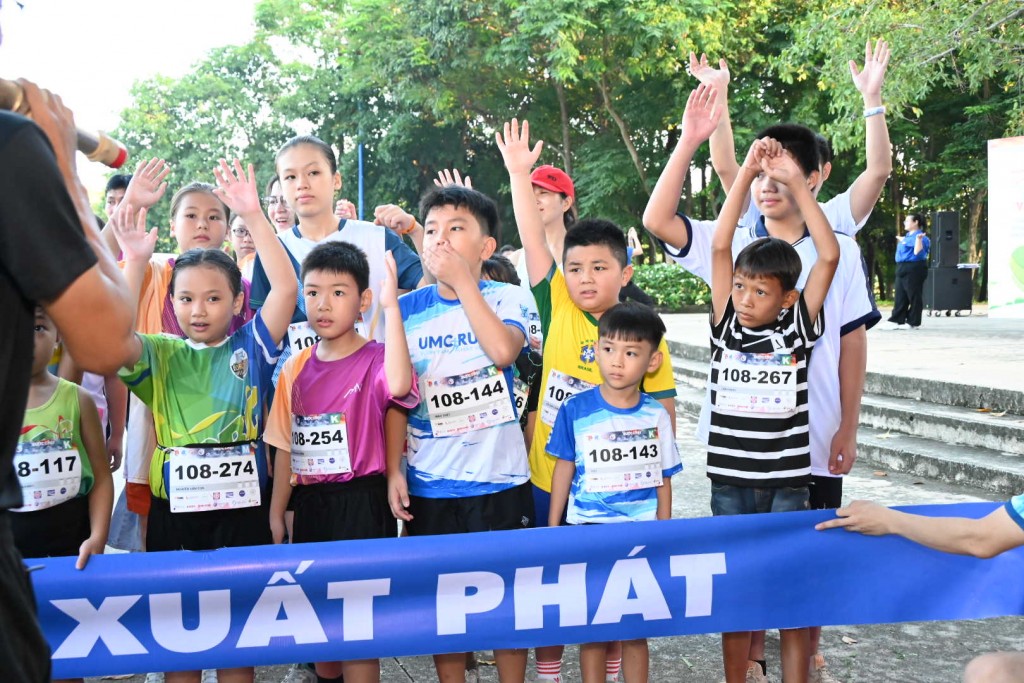 Sôi nổi giải chạy gây quỹ “Bước chạy vì đàn em thân yêu”