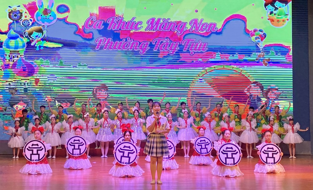 Thiếu nhi thi múa hát tập thể
