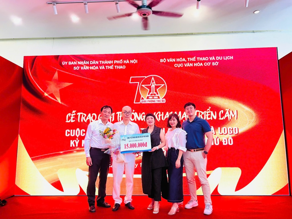 Đại diện Nhà tài trợ giải Nhất chụp ảnh lưu niệm với tác giả đạt giải