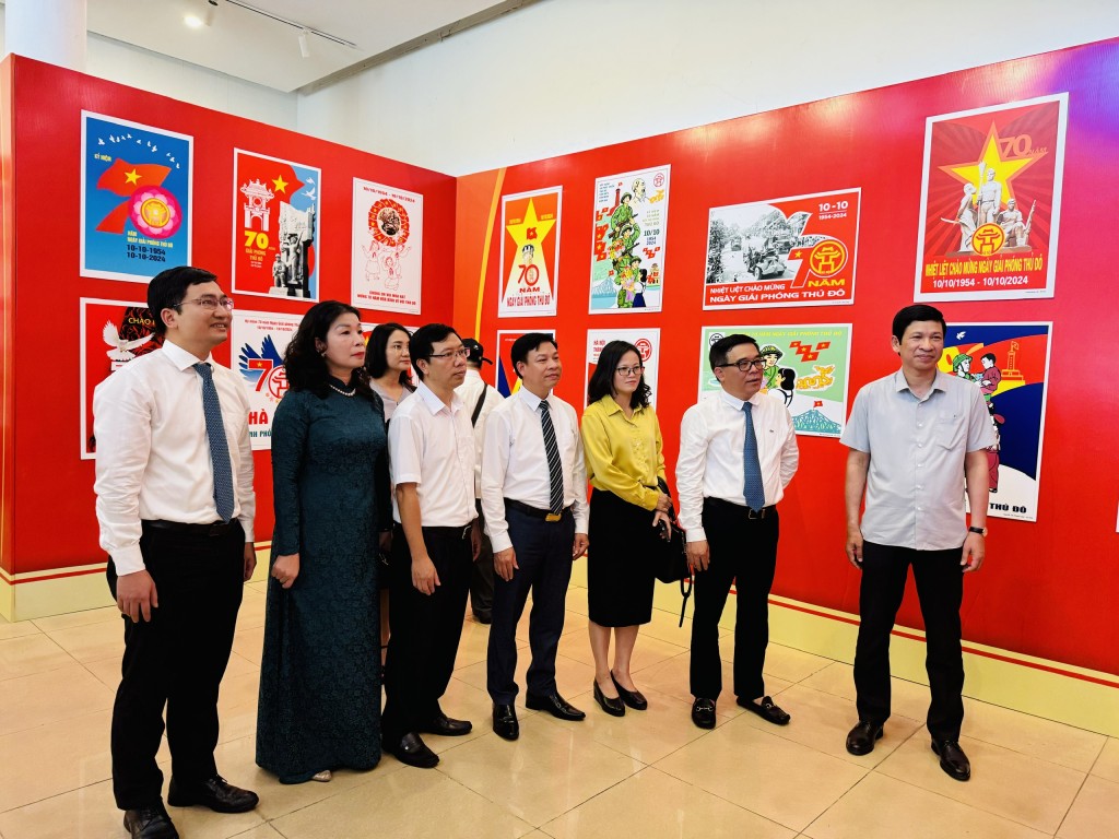 Các vị đại biểu tham quan triển lãm các tác phẩm đạt giải của Cuộc thi 