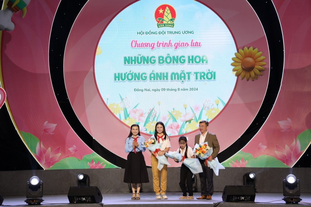 100 suất học bổng “Tiếp sức cho em đến trường” dành tặng thiếu nhi