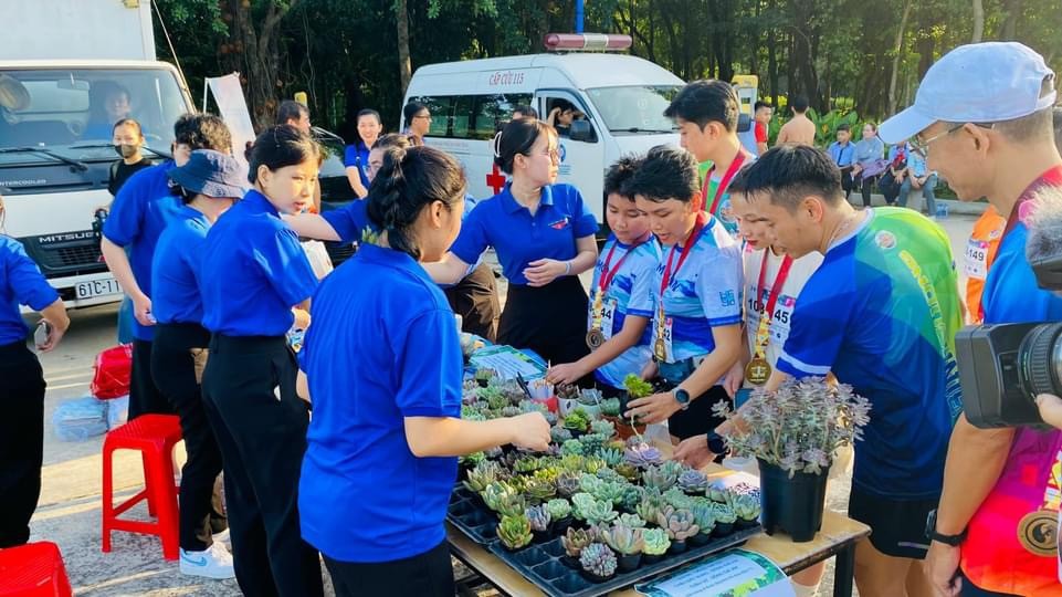 Sôi nổi giải chạy gây quỹ “Bước chạy vì đàn em thân yêu”