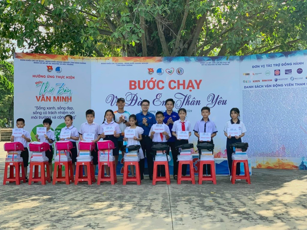 Sôi nổi giải chạy gây quỹ “Bước chạy vì đàn em thân yêu”