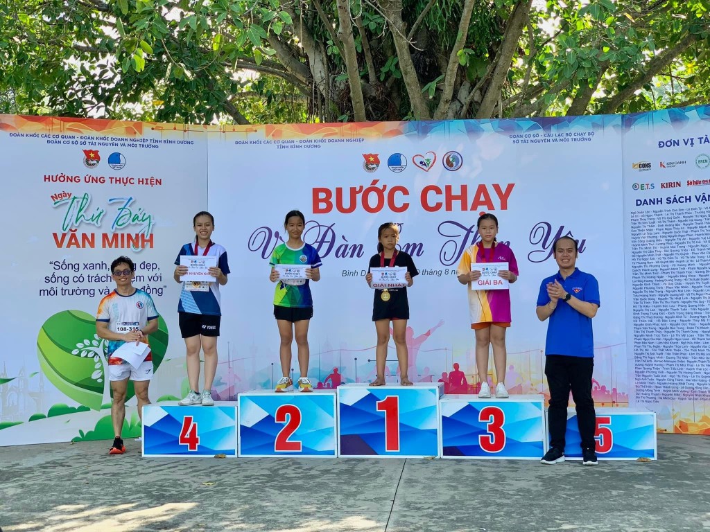 Sôi nổi giải chạy gây quỹ “Bước chạy vì đàn em thân yêu”