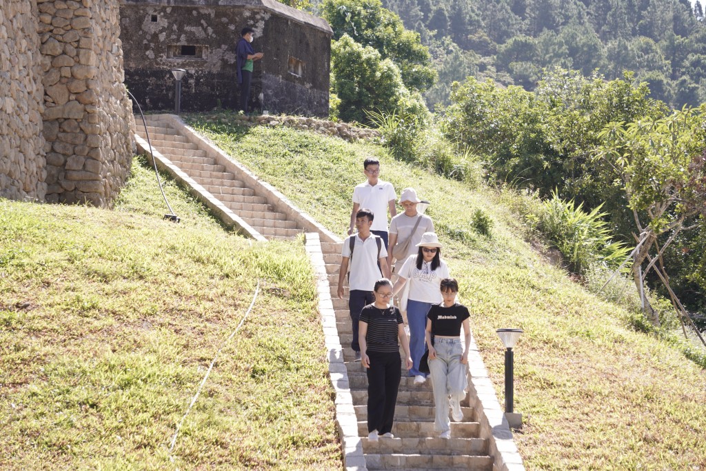 Từ sáng đến trưa, bên trong khu di tích luôn có hàng trăm người nối đuôi nhau vào tham quan, check-in (Ảnh Đ.Minh)