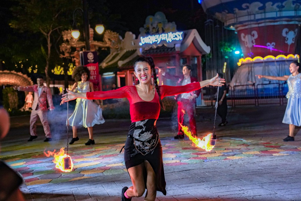 Những vũ điệu hoạt náo đầy năng lượng của các nghệ sĩ quốc tế trong show diễn Night Adventure