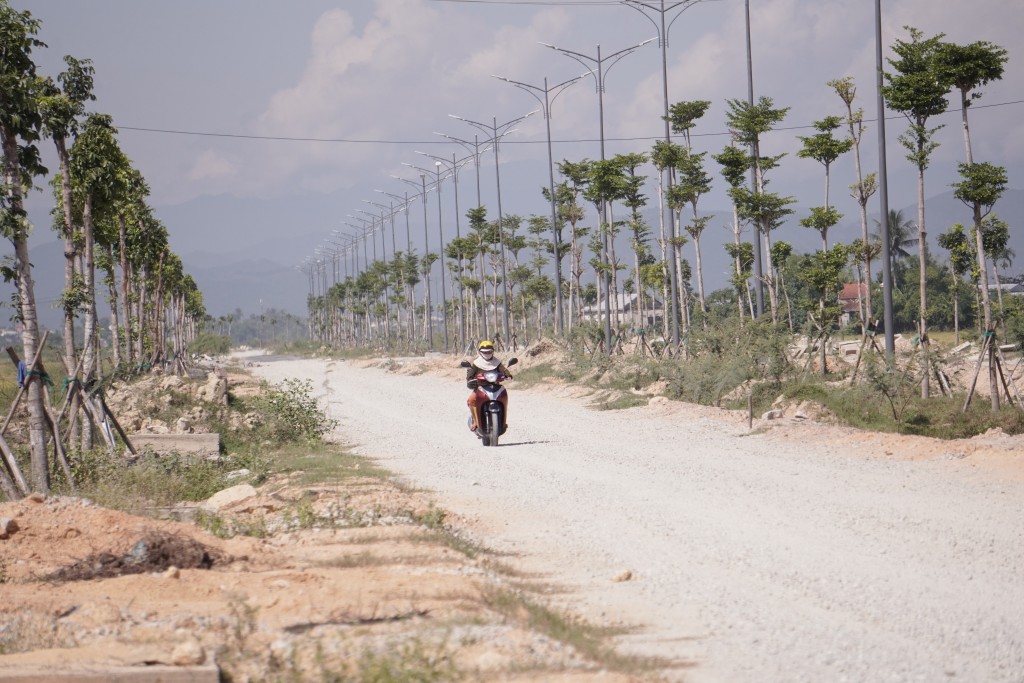 Vì thuận tiện di chuyển nên dù dự án chưa đưa vào sử dụng, người dân vẫn di chuyển hàng ngày trên đoạn đường này (Ảnh Đ>Minh)