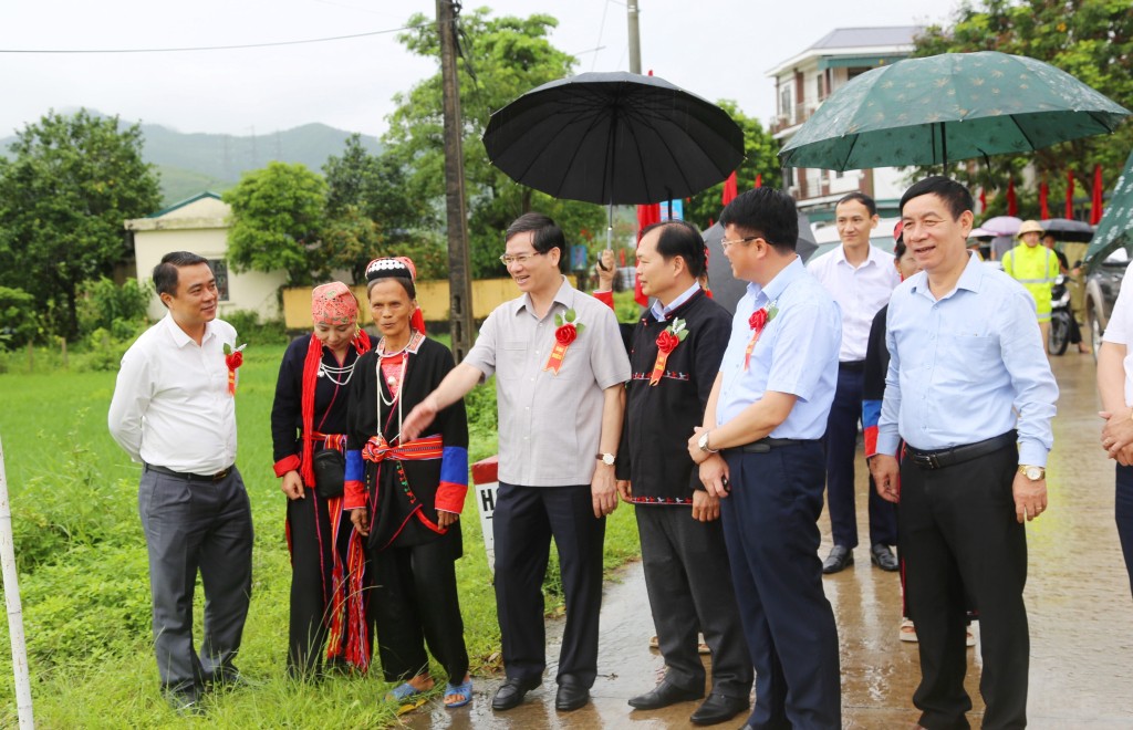 Đồng chí Vũ Quyết Tiến, Bí thư Thành ủy Hạ Long trò chuyện với cán bộ, nhân dân xã Bằng Cả tại lễ khởi công.