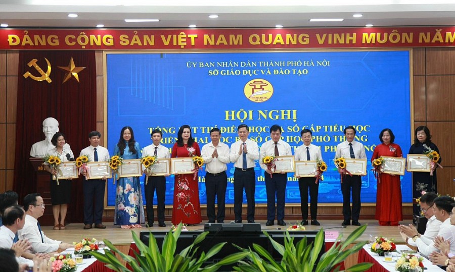 Phó Chủ tịch UBND thành phố Hà Nội Hà Minh Hải cùng đại diện lãnh đạo Bộ GD&ĐT khen thưởng các đơn vị đạt thành tích xuất sắc trong triển khai thí điểm học bạ số tiểu học.