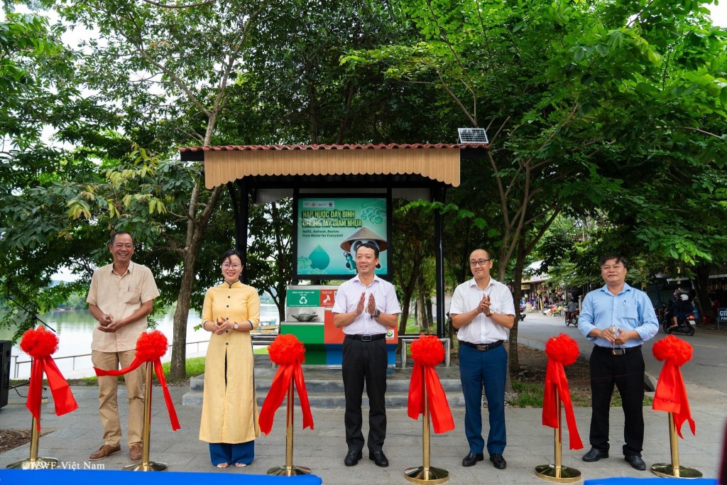 Đại diện lãnh đạo thành phố và các sở, ban, ngành cắt băng khánh thành trạm cấp nước miễn phí tại nhà chờ khu vực chùa Thiên Mụ