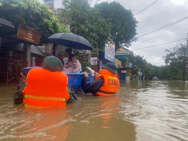 Lực lượng Công an tỉnh Thừa Thiên-Huế di chuyển người dân ra khỏi vùng ngập lụt năm 2023 (Ảnh CTV)