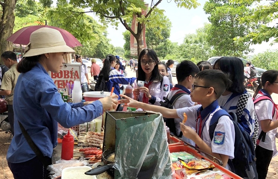 An toàn thực phẩm trước cổng trường: Chưa bao giờ hết lo