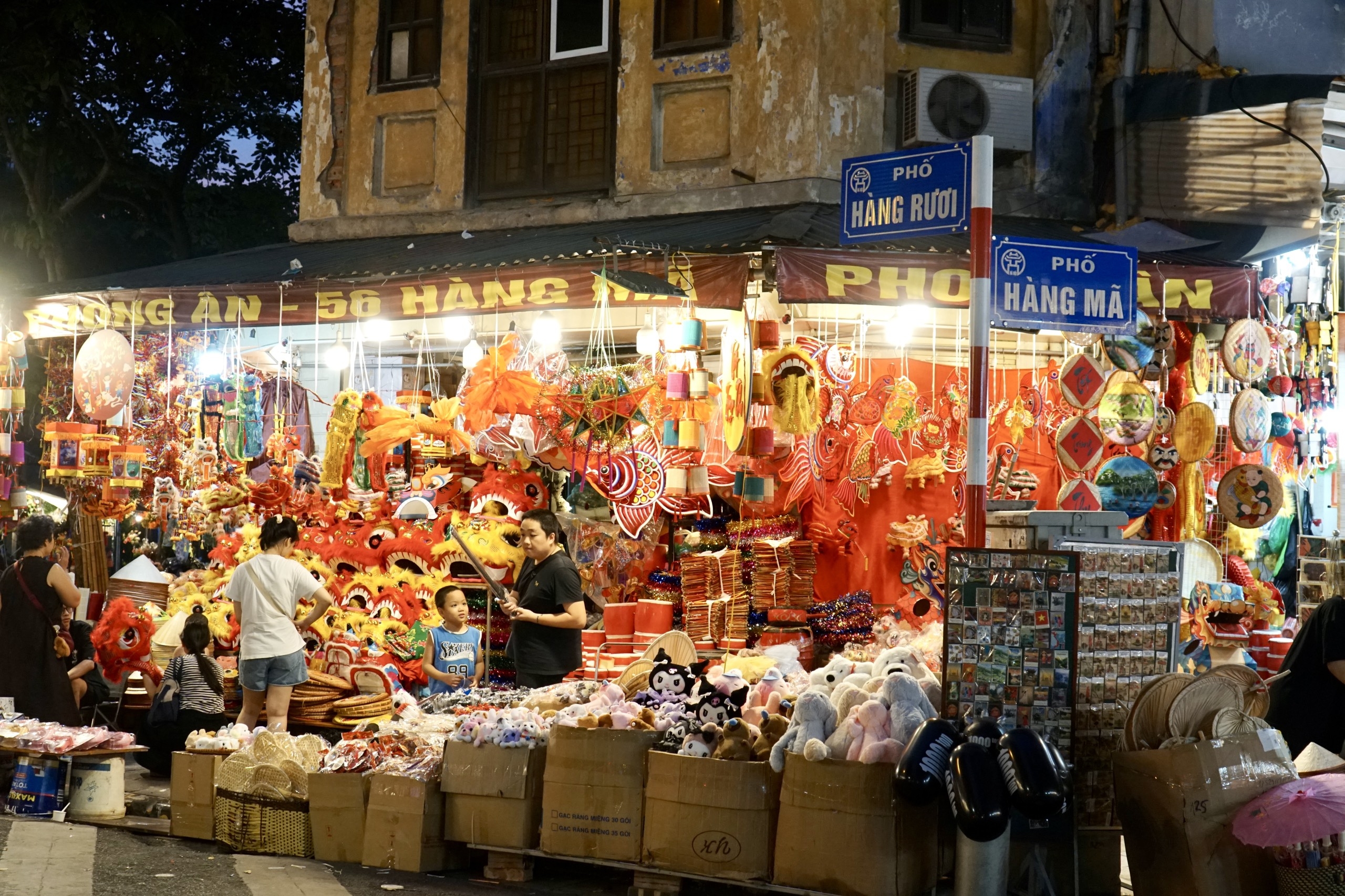 Hàng Mã đông như hội cả 1 tháng trước Trung thu