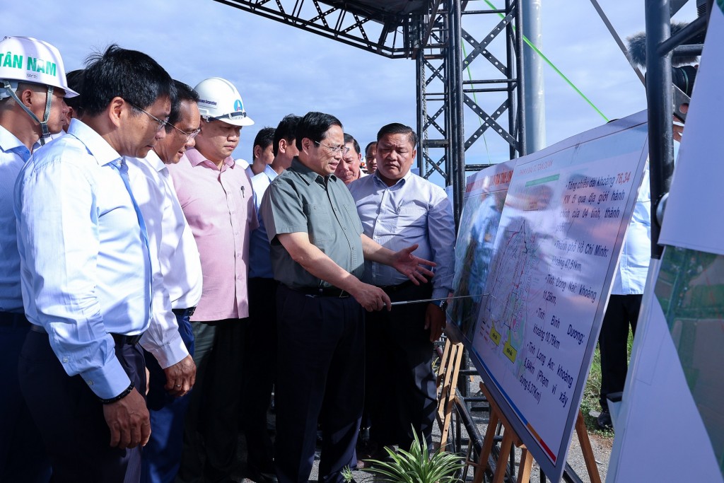 Thủ tướng Chính phủ Phạm Minh Chính cùng lãnh đạo Bộ Giao thông vận tải, lãnh đạo tỉnh Long An thị sát đường Vành đai 3 TP Hồ Chí Minh đoạn qua tỉnh Long An