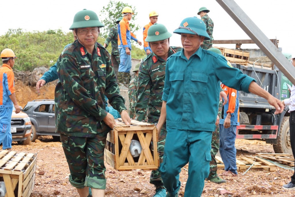 Thủ tướng ghi nhận, biểu dương quyết tâm cao, nỗ lực lớn, hành động quyết liệt, có trọng tâm trọng điểm, sát sao, bám sát công trường của EVN, EVNNPT, các nhà thầu, kỹ sư, công nhân, từ đó hoàn thành khối lượng công việc lớn với tiến độ thần tốc - Ảnh VGP/Nhật Bắc