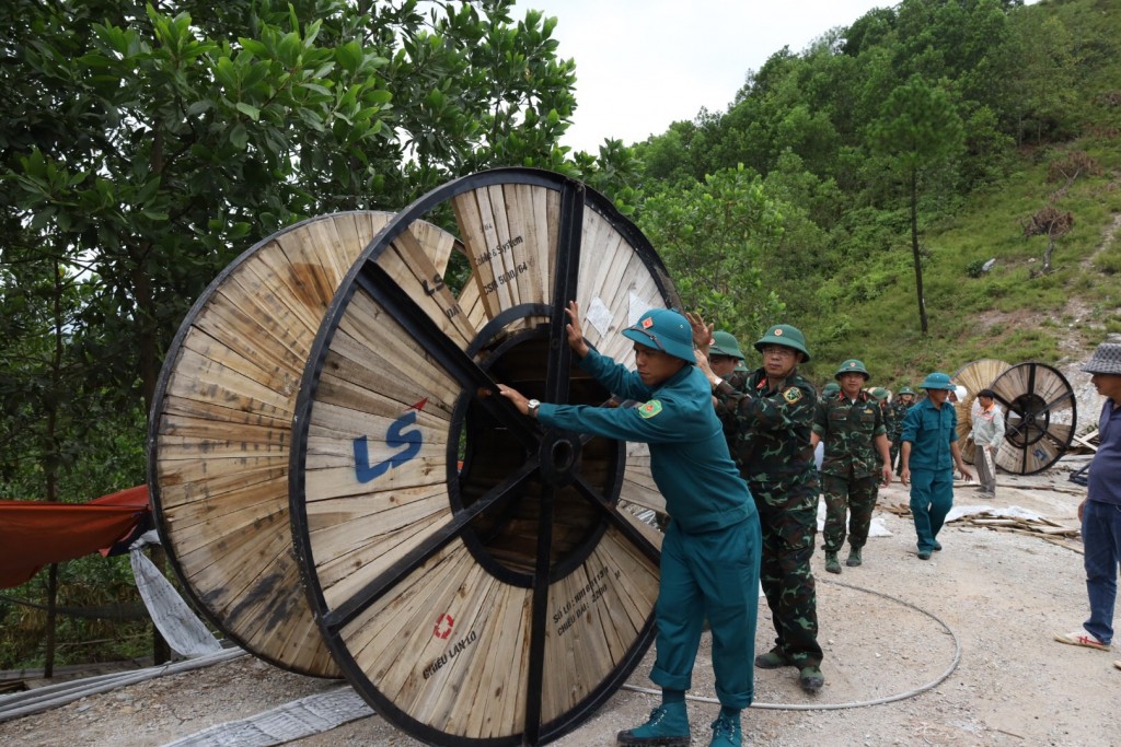 Lực lượng vũ trang Quân khu 4 hỗ trợ thi công đường dây 500 kV mạch 3 - Ảnh VGP/Nhật Bắc