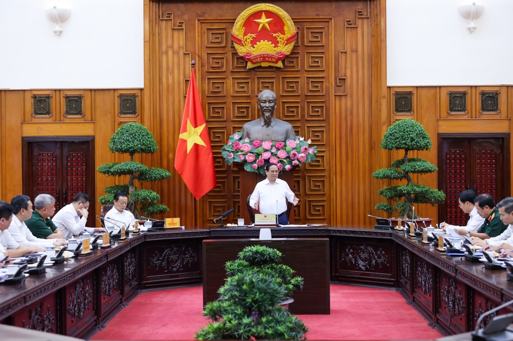 Thủ tướng Phạm Minh Chính chủ trì cuộc làm việc trực tuyến với hai tỉnh Hà Tĩnh, Nghệ An về tình hình thực hiện dự án đường dây 500 kV mạch 3 đoạn từ Quảng Trạch đến Phố Nối - Ảnh: VGP/Nhật Bắc