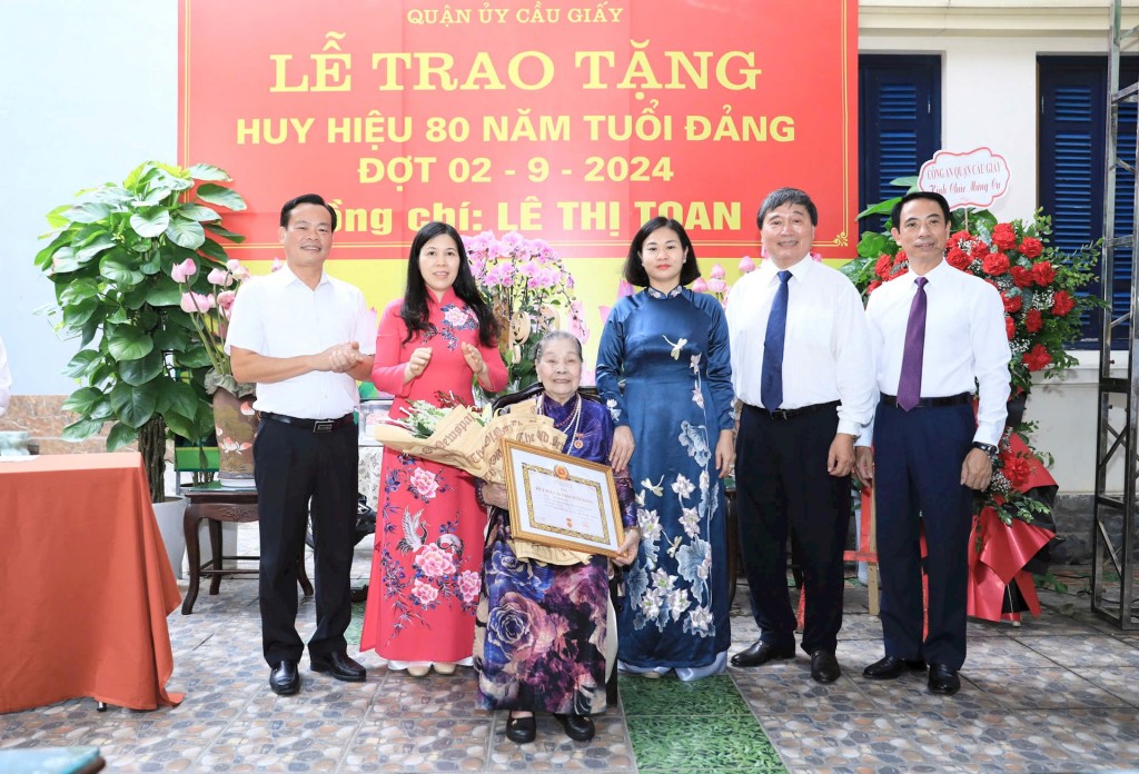 Trao Huy hiệu 80 năm tuổi Đảng tặng đồng chí Lê Thị Toan