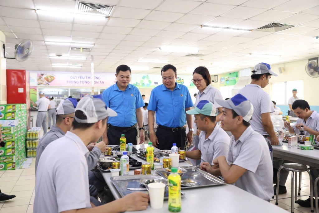 Lãnh đạo LĐLĐ thành phố Hà Nội thăm hỏi công nhân lao động dự “Bữa cơm Công đoàn” tại Công ty TNHH TOTO Việt Nam. Ảnh: Mai Quý