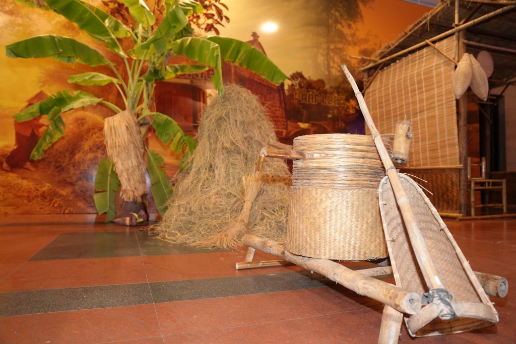 Hình ảnh cối say lúa một thời tạo ra những hạt gạo trắng phau