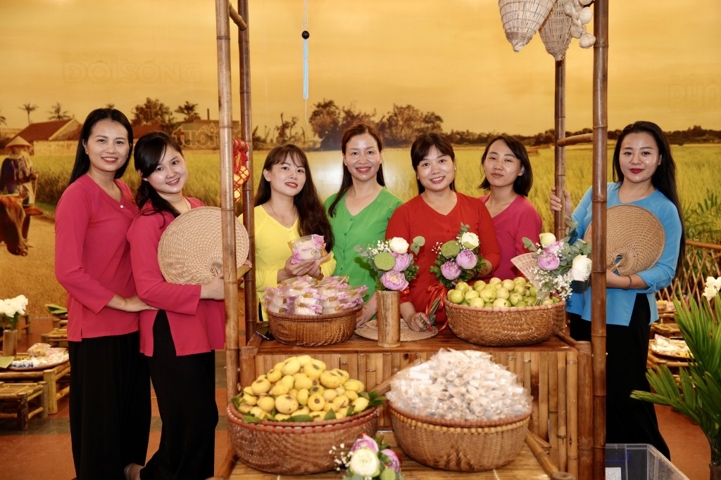 Những cô gái trong trang phục áo bà ba đón tiếp những vị khách trở về nơi thôn quê