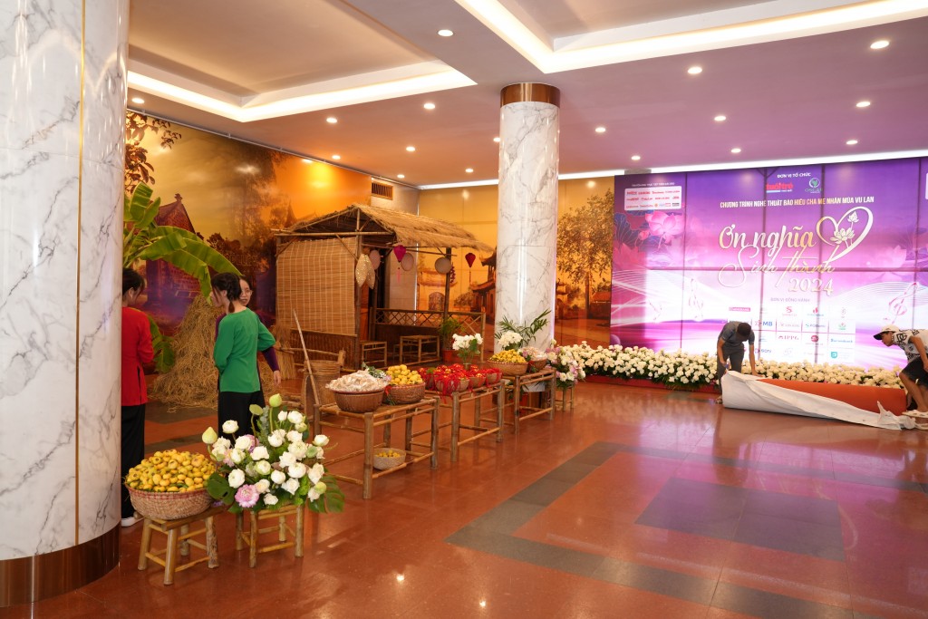 Tổng thể không gian như đưa khán giả về với Việt Nam những năm 80