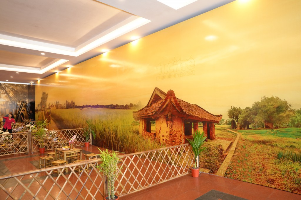 Ngay cả bức tranh phía sau cũng được ban tổ chức tỉ mỉ chọn lựa khung cảnh phù hợp