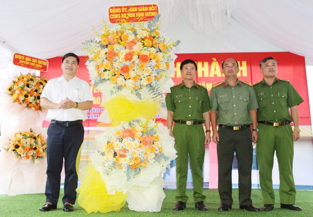 Đại diện lãnh đạo CA tỉnh tặng hoa chúc mừng CA huyện Phú Giáo. 
