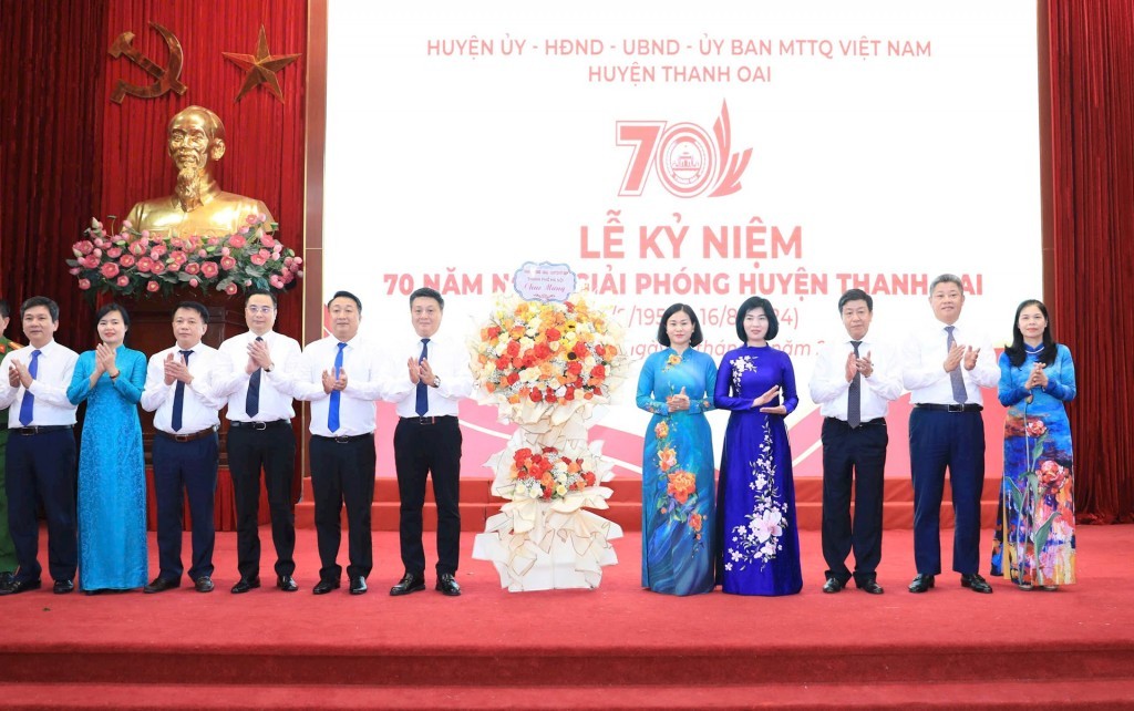 Lãnh đạo thành phố tặng hoa chúc mừng huyện Thanh Oai