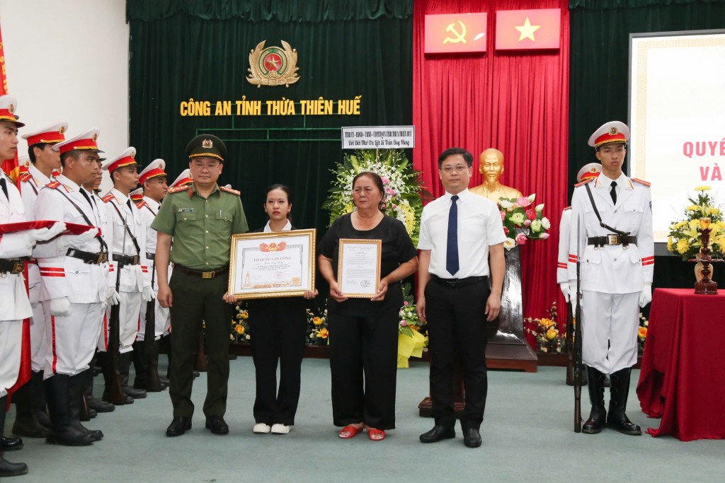 Lãnh đạo UBND tỉnh và lãnh đạo Công tỉnh Thừa Thiên - Huế trao quyết định và bằng Tổ quốc ghi công cho thân nhân liệt sĩ 