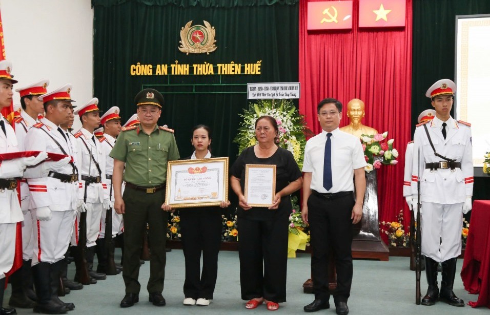 Trao bằng “Tổ quốc ghi công” cho thân nhân liệt sĩ Trần Duy Hùng