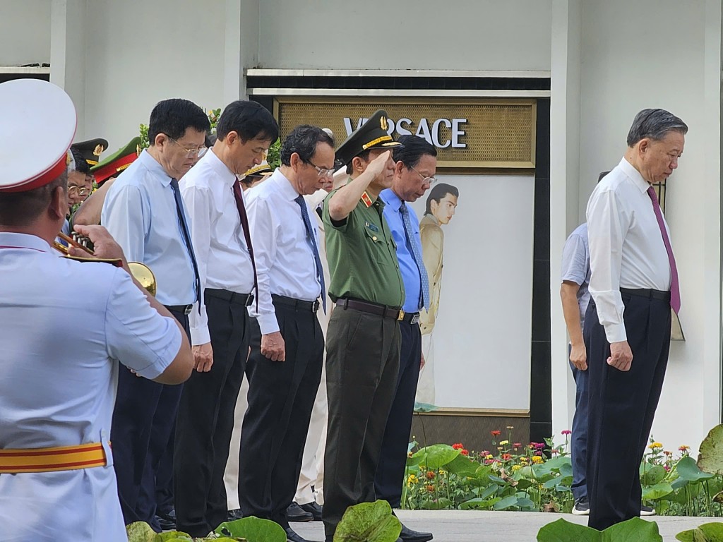 Trước Tượng đài Chủ tịch Hồ Chí Minh, đoàn đã dâng hoa, dành phút mặc niệm tưởng nhớ công lao đóng góp của Chủ tịch Hồ Chí Minh đối với sự nghiệp giải phóng dân tộc.