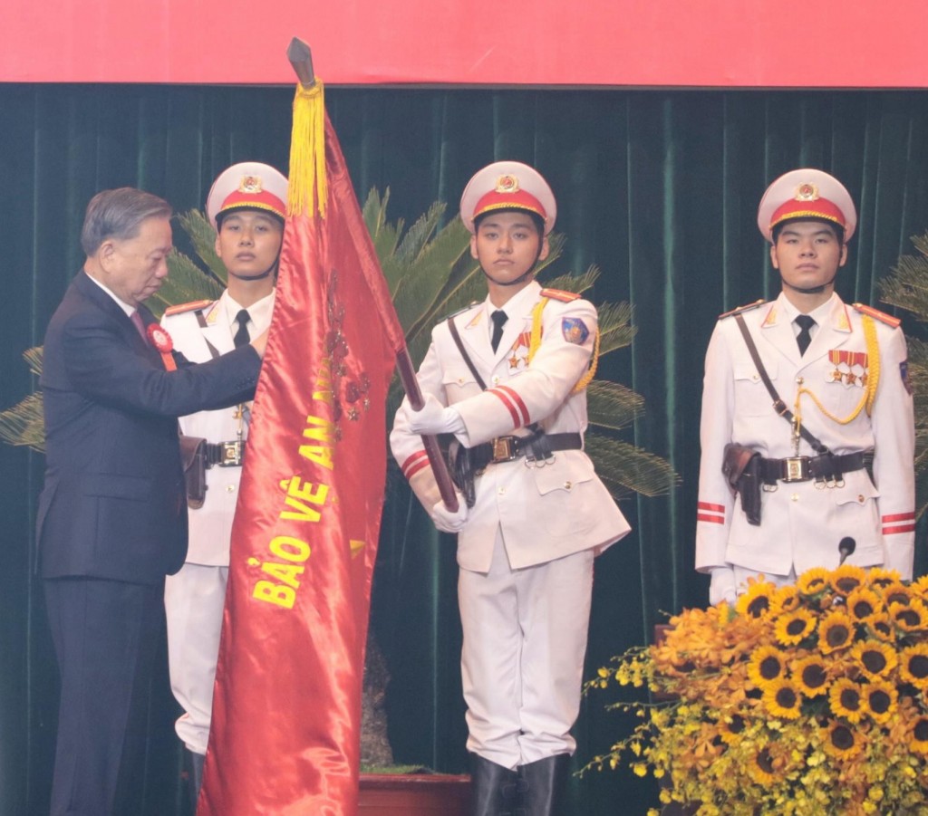 Tổng Bí thư, Chủ tịch nước Tô Lâm trao tặng danh hiệu AHLLVTND cho Công an TP Hồ Chí Minh