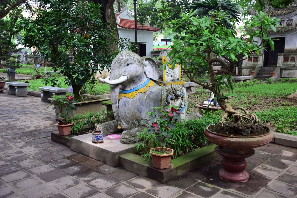 Tìm đến đền Quán Thánh để hỏi thần một câu...