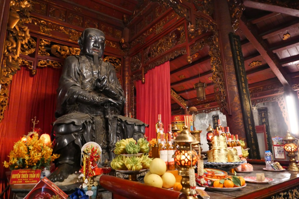 Tìm đến đền Quán Thánh để hỏi thần một câu...