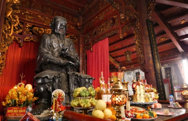 Tìm đến đền Quán Thánh để hỏi thần một câu...