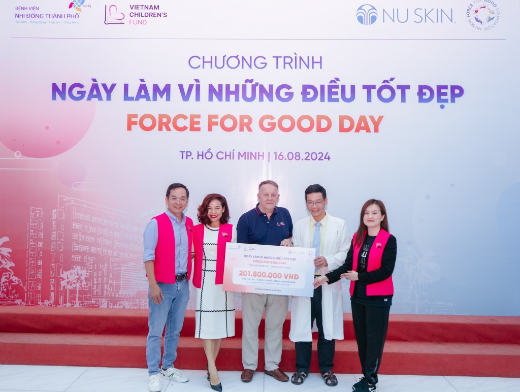 Hình 1 - Nu Skin, đồng hành cùng DNXH Vietnam_s Children Fund, tài trợ hơn 200 triệu đồng để tặng tủ sách, công trình mái che và 200 quà tặng cho các em nhỏ đang điều trị tại bênh viện