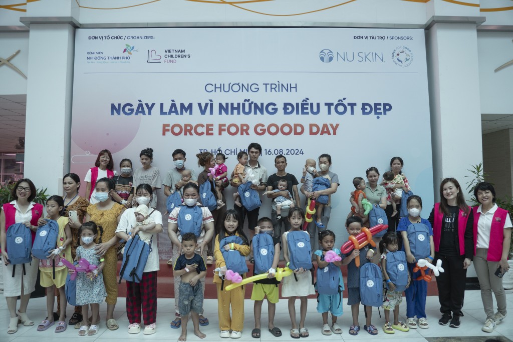 Hình 5 - Những món quà nhỏ mang lại cho các em niềm vui, tinh thần lạc quan để vượt qua bệnh tật Hình 5 - Những món quà nhỏ mang lại cho các em niềm vui, tinh thần lạc quan để vượt qua bệnh tật