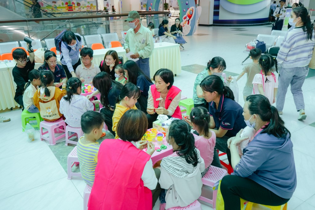 Hình 6 - Chương trình mang tới cho các em những kỷ niệm khó quên, được vui chơi, sáng tạo với đúng tuổi thơ của mình. Hình 6 - Chương trình mang tới cho các em những kỷ niệm khó quên, được vui chơi, sáng tạo với đúng tuổi thơ của mình.