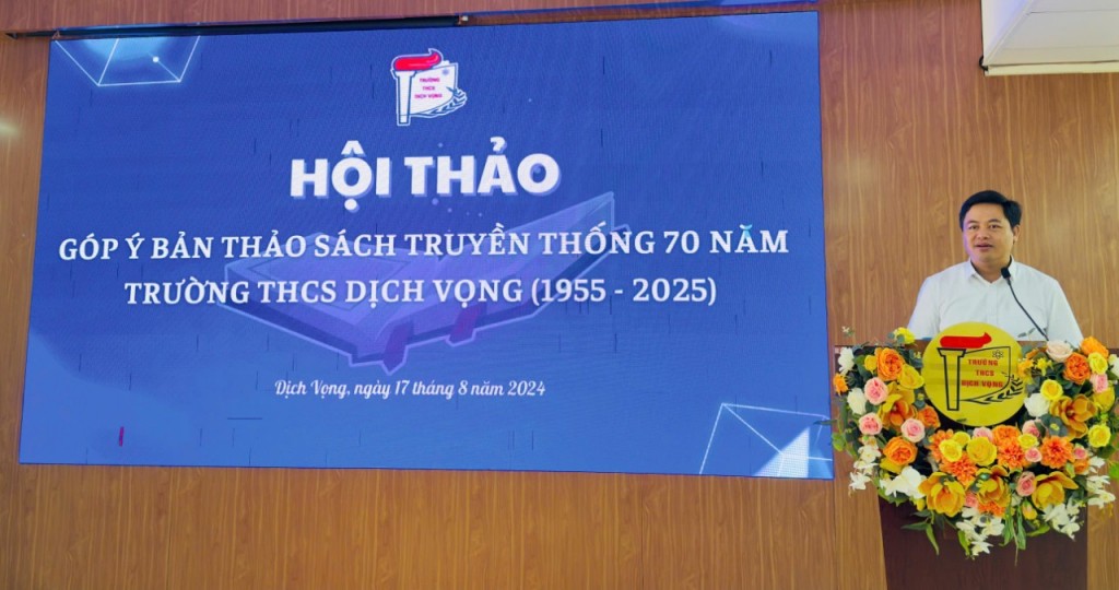 Thầy Lưu Văn Thông - Hiệu trưởng trường THCS Dịch Vọng phát biểu khai mạc hội thảo