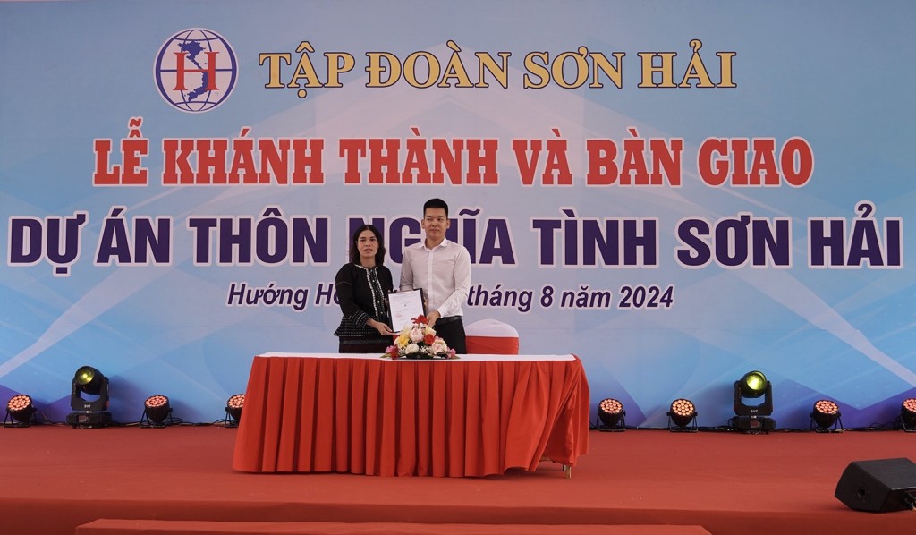 Đại diện Tập đoàn Sơn Hải ký kết bàn giao Thôn “Nghĩa tình Sơn Hải” cho xã Hướng Lập, huyện Hướng Hóa (Ảnh quangtri.gov)