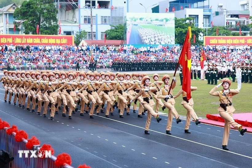 Khối nữ sỹ quan Cảnh sát Giao thông diễu binh kỷ niệm 70 năm Chiến thắng Điện Biên Phủ. (Ảnh: Dương Giang/TTXVN)