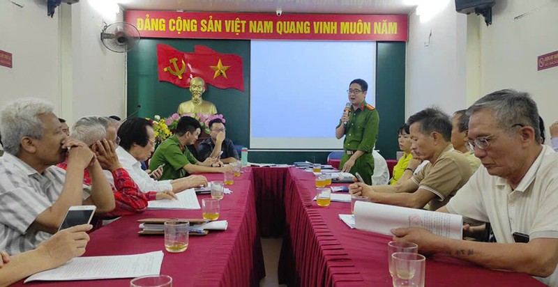 Công an phường Cửa Đông phối hợp tuyên truyền tới các tổ dân phố bảo đảm an ninh trật tự, phòng cháy chữa cháy trên địa bàn