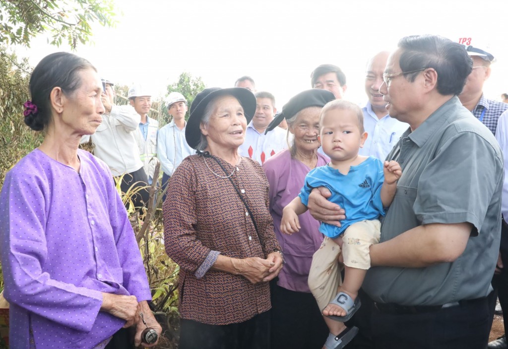 Thủ tướng Chính phủ Phạm Minh Chính trò chuyện, động viên người dân nơi dự án đường bộ cao tốc Khánh Hòa - Buôn Ma Thuột đi qua (Ảnh daklak.gov)